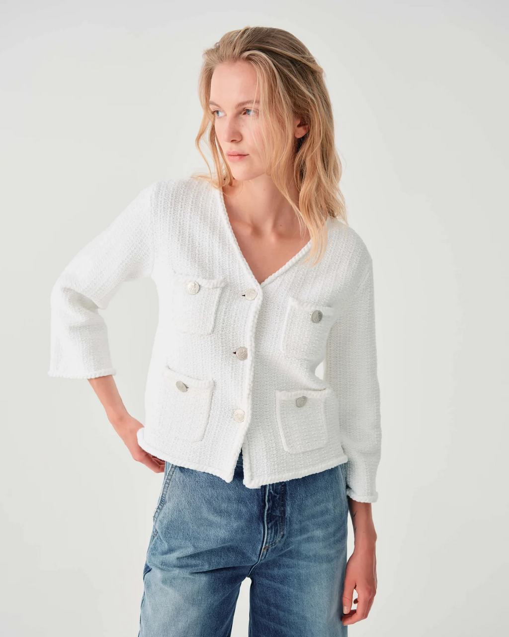 Cropped white cotton knit jacket with V-neckline, metal buttons and four front pockets
